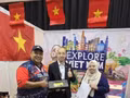 Ngo Quang Hung (centre), représentant du Bureau commercial du Vietnam en Malaisie, présente des produits vietnamiens au Salon international halal de Melaka, en 2025. Photo: VNA