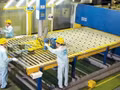 Chaine de production moderne et performante de l'usine Euro Window Company. Photo : NHAT ANH/NDEL