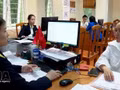 Les agents du fisc de la province de Phu Tho accompagnent les ménges commerciaux dans leur transition d'un modèle de taxation forfaitaire à un modèle de taxation déclarative. Photo : VNA.