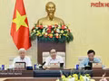 Le Comité permanent de l’Assemblée nationale, sous la présidence de Tran Thanh Man (au centre), président de l’Assemblée nationale, a examiné dans l’après-midi du 29 juillet les orientations de la révision de la Loi sur les activités immobilières. Photo : VNA.