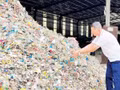 Des matériaux recyclés sont utilisés pour produire des matériaux de construction à l'usine de ciment de Song Thao (province de Phu Tho). Photo: NDEL
