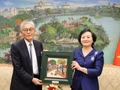 La vice-Première ministre Pham Thi Thanh Trà présente un souvenir au PDG du groupe japonais Erex, Honna Hitoshi. Photo : VGP.