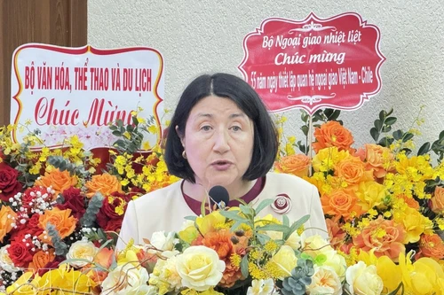 L’ambassadrice du Chili au Vietnam, Nasly Bernal Prado, s'exprime lors de l'événement, à Hanoi, le 25 mars. Photo : VNA.