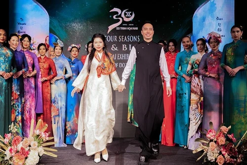 Le styliste Do Trinh Hoai Nam et les manequins. Photo: NDEL