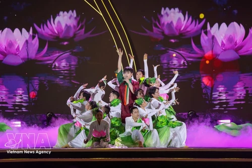Le temps fort de la soirée d’ouverture est le programme artistique intitulé « Parfums et Couleurs de Tay Ninh », une œuvre scénographique soignée retraçant le processus de formation et de développement de Tay Ninh. Photo: VNA
