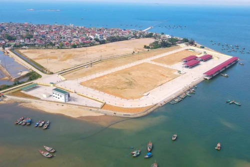 Le port de pêche de Cua Nhuong a été mis en chantier début 2024, achevé et officiellement mis en service le 20 novembre. L'ouvrage, dont le montant total d'investissement s'élève à 280 milliards de dôngs, a été construit sur un terrain de 5 hectares, répondant aux critères d'un port de pêche de catégorie II selon la Loi sur les produits aquatiques. Photo: tienphong