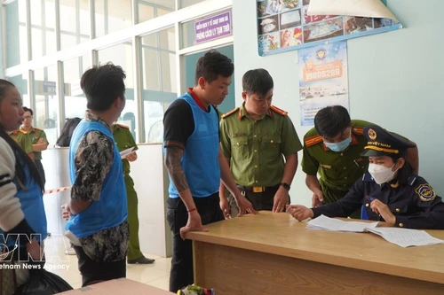 Sur la photo : les autorités contrôlent strictement la zone du poste frontière international de Dinh Ba afin de prévenir et de lutter contre les entrées et sorties illégales. Photo : VNA.