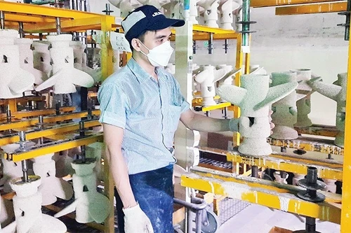 Dans une usine de Juki Vietnam Co., Ltd. (Japon), zone franche d'exportation de Tan Thuan, Hô Chi Minh-Ville. Photo: NDEL