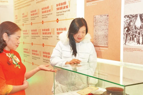 De nombreux objets et documents précieux sont exposés à l'exposition « Le Parti communiste du Vietnam – De congrès en congrès ». Photo : NDEL. 