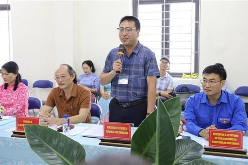 Le directeur du lycée-internat pour minorités ethniques de Diên Biên, Vu Trung Hoan, s'exprime à la séance de travail. Photo : VNA.