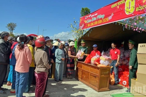 Les gardes-frontières distribuent des cadeaux du Têt à la population locale. Photo: NDEL