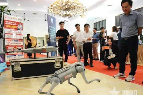 Des délégués découvrent des produits d’intelligence artificielle présentés lors d’un atelier sur le thème « L’intelligence artificielle : un nouveau moteur pour le développement de Dà Nang». Photo : qdnd.vn