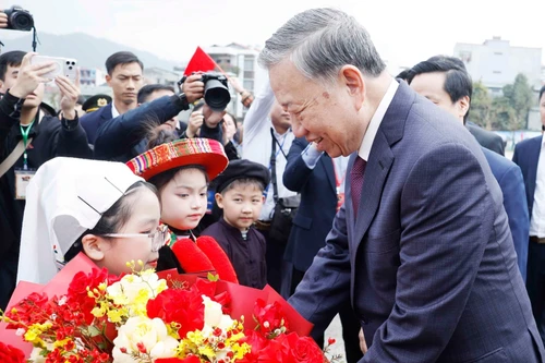 Les enfants de la province de Cao Bang offrent des fleurs au Secrétaire général Tô Lâm. (Photo : VNA)