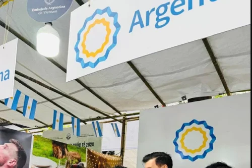 Le stand culinaire de l'ambassade d'Argentine au Vietnam, lors du Festival international de la gastronomie 2024, a attiré de nombreux visiteurs. Source : Ambassade d'Argentine au Vietnam