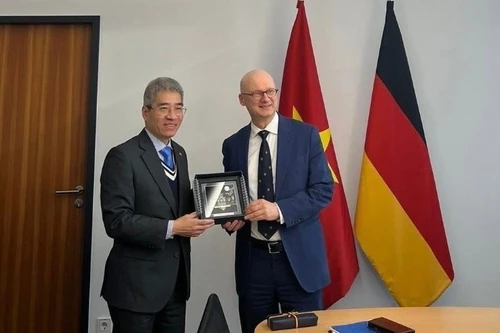 Ambassadeur du Vietnam en Allemagne, Nguyen Dac Thanh (à gauche), et Marcus Pleyer, secrétaire d'État au ministère allemand de la Recherche, de la Technologie et de l'Espace. Photo: Ambassade du Vietnam en Allemagne