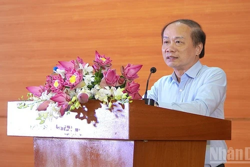 Pham Tat Thang, membre du Comité central du Parti et chef adjoint de la Commission centrale de la Propagande et de la Mobilisation des masses, prend la parole. Photo: NDEL