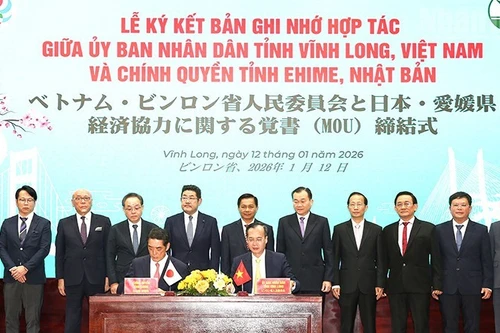 Les dirigeants des deux provinces signent un mémorandum de coopération. Photo: NDEL