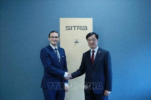 Nguyen Duy Ngoc (à droite), membre du Politburo, président de la Commission de contrôle du du Comité central du Parti lors de sa visite du Fonds finlandais pour l’innovation SITRA. Photo : VNA