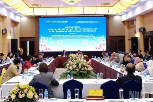 Lors du Programme d'échanges, de mise en relation et de coopération pour le développement du tourisme entre Lam Dong et les partenaires malaisiens 2025. Photo: NDEL