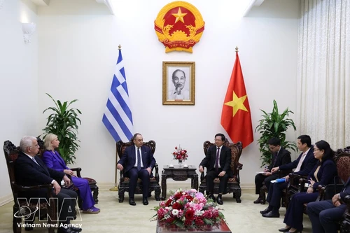 Le vice-Premier ministre Ho Quoc Dung (droite) reçoit le premier vice-président du Parlement hellénique, Ioannis Plakiotakis. Photo: VNA