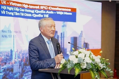 Le vice-Premier ministre permanent Nguyen Hoa Binh prend la parole lors de la conférence. Photo : VNA.