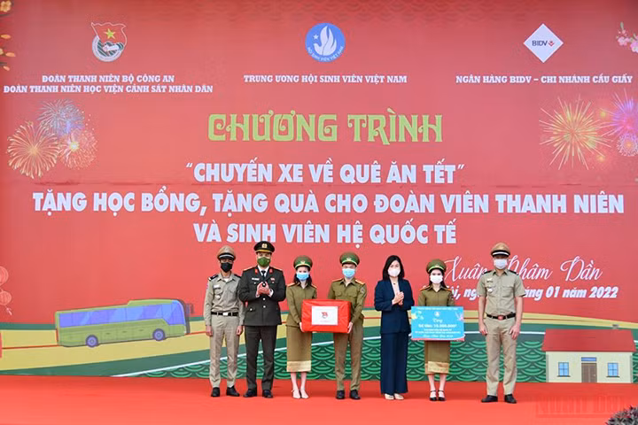 Des bus ramènent les étudiants chez eux pour les vacances du Nouvel An lunaire ảnh 8