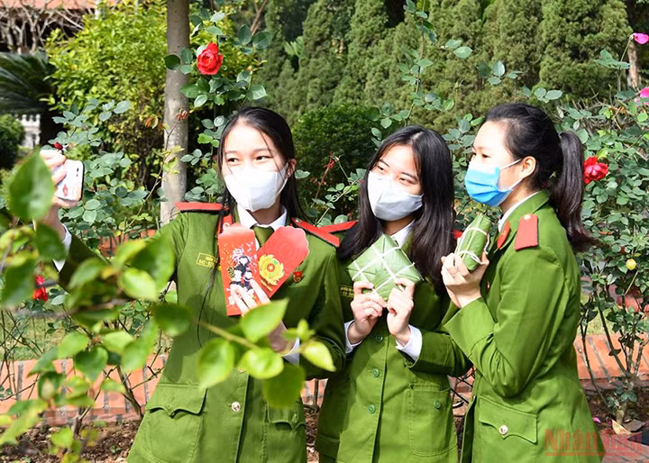 Des bus ramènent les étudiants chez eux pour les vacances du Nouvel An lunaire ảnh 14