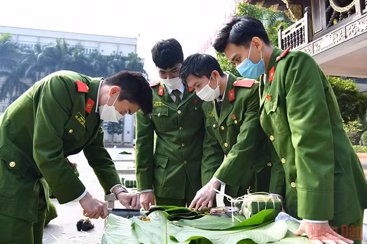 Des bus ramènent les étudiants chez eux pour les vacances du Nouvel An lunaire ảnh 13