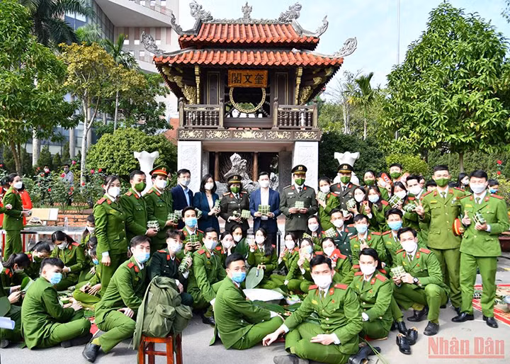 Des bus ramènent les étudiants chez eux pour les vacances du Nouvel An lunaire ảnh 15