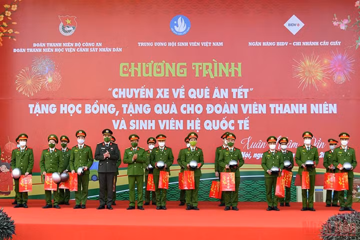 Des bus ramènent les étudiants chez eux pour les vacances du Nouvel An lunaire ảnh 3
