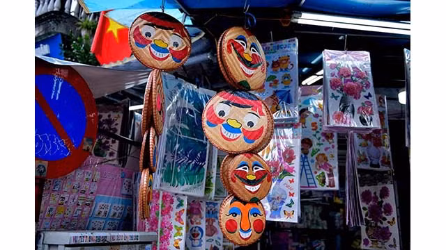 Les jouets traditionnels envahissent la rue Hàng Ma pour la Fête de la mi-automne ảnh 6
