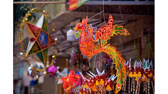 Les jouets traditionnels envahissent la rue Hàng Ma pour la Fête de la mi-automne ảnh 4