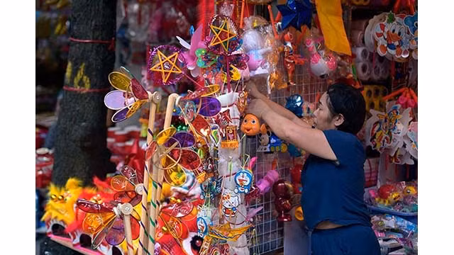 Les jouets traditionnels envahissent la rue Hàng Ma pour la Fête de la mi-automne ảnh 3