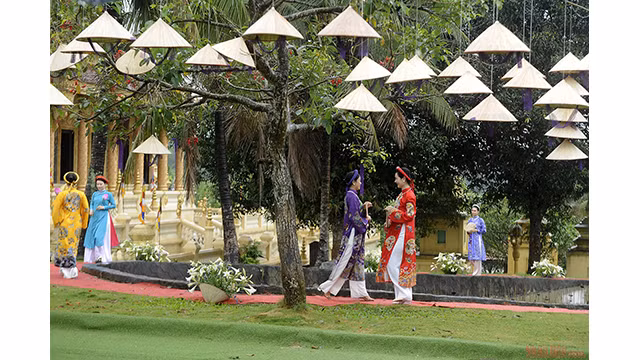 La beauté traditionnelle du "áo dài" ảnh 5