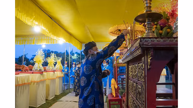 Cérémonie d’offrande au tertre Xa Tac à Huê ảnh 2