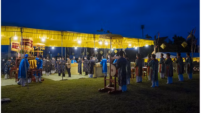 Cérémonie d’offrande au tertre Xa Tac à Huê ảnh 7
