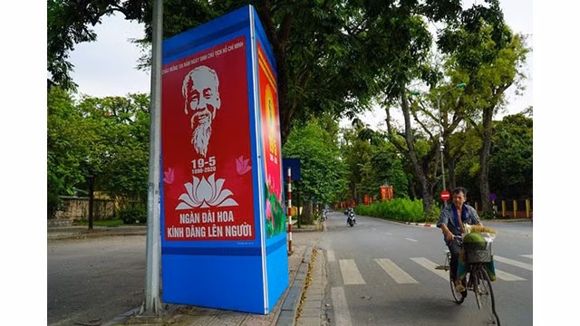 Hanoi brille avec des fleurs et des drapeaux en l’honneur du 130e anniversaire du Président Hô Chi Minh ảnh 8