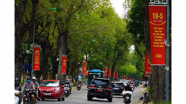 Hanoi brille avec des fleurs et des drapeaux en l’honneur du 130e anniversaire du Président Hô Chi Minh ảnh 10