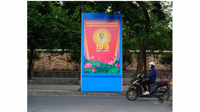 Hanoi brille avec des fleurs et des drapeaux en l’honneur du 130e anniversaire du Président Hô Chi Minh ảnh 5