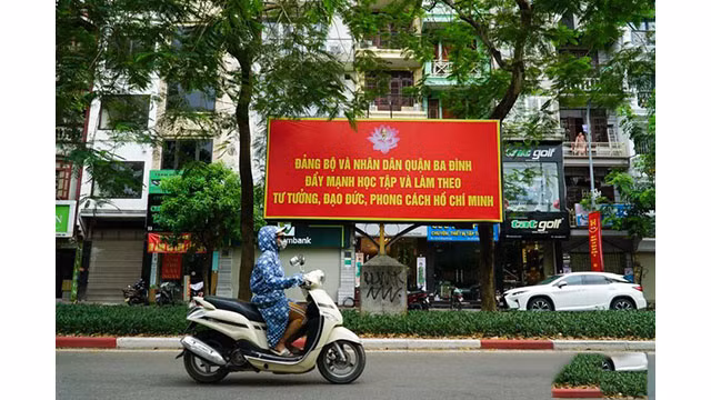 Hanoi brille avec des fleurs et des drapeaux en l’honneur du 130e anniversaire du Président Hô Chi Minh ảnh 12