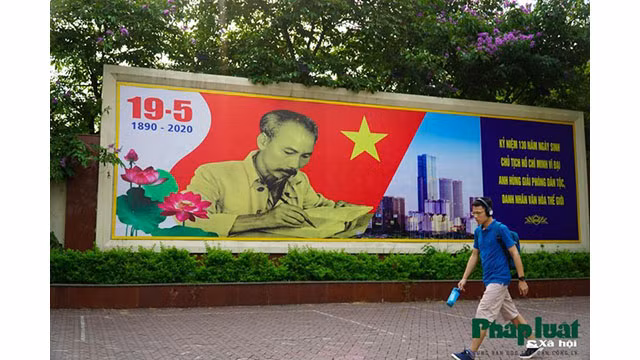 Hanoi brille avec des fleurs et des drapeaux en l’honneur du 130e anniversaire du Président Hô Chi Minh ảnh 13