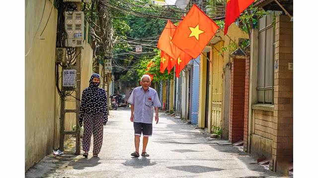 Hanoi brille avec des fleurs et des drapeaux en l’honneur du 130e anniversaire du Président Hô Chi Minh ảnh 14