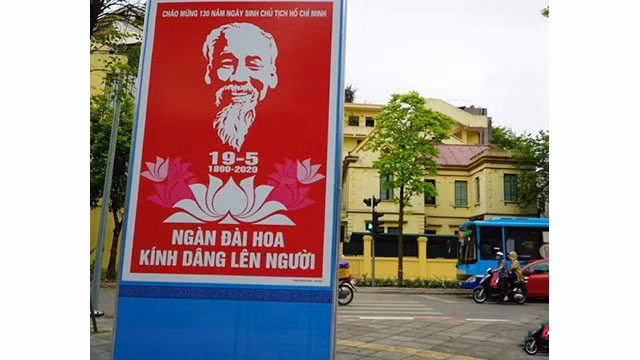 Hanoi brille avec des fleurs et des drapeaux en l’honneur du 130e anniversaire du Président Hô Chi Minh ảnh 11