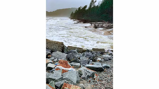 Après la tempête et les crues, la plage de Thua Thiên Huê a subi de lourds dégâts ảnh 13