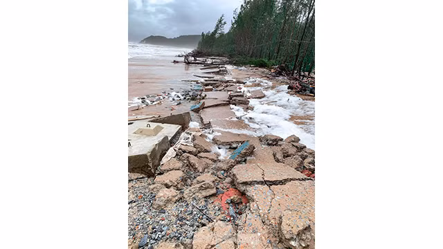 Après la tempête et les crues, la plage de Thua Thiên Huê a subi de lourds dégâts ảnh 11