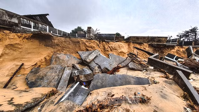 Après la tempête et les crues, la plage de Thua Thiên Huê a subi de lourds dégâts ảnh 14