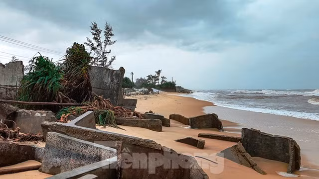 Après la tempête et les crues, la plage de Thua Thiên Huê a subi de lourds dégâts ảnh 6