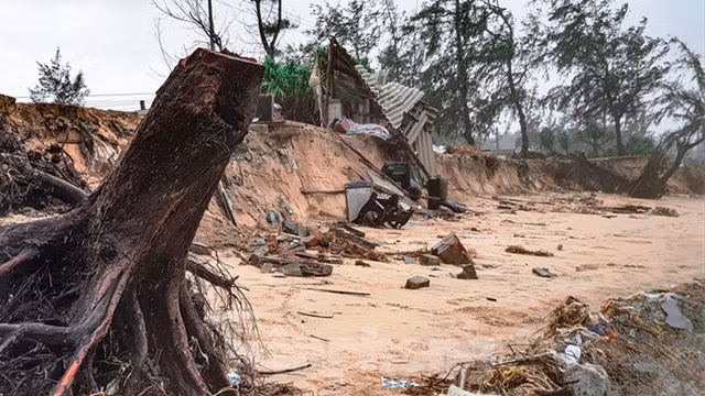 Après la tempête et les crues, la plage de Thua Thiên Huê a subi de lourds dégâts ảnh 8