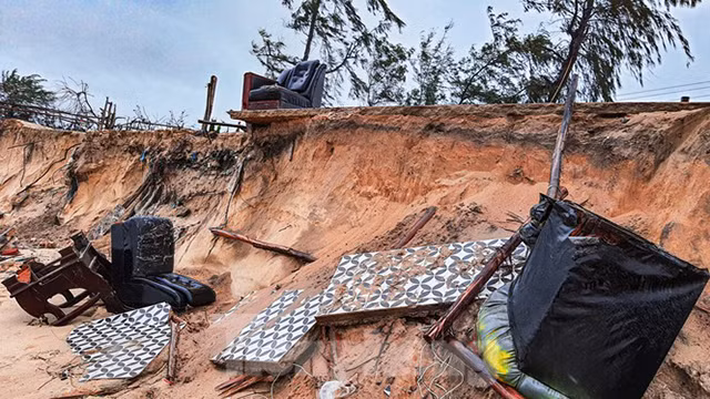 Après la tempête et les crues, la plage de Thua Thiên Huê a subi de lourds dégâts ảnh 2
