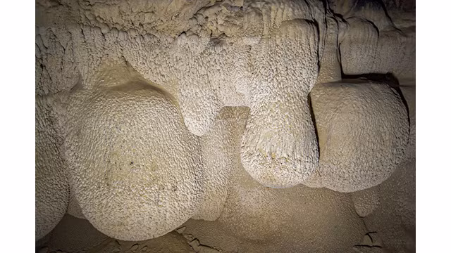 Admirez les splendides stalactites dans la grotte Nà La à Lang Son ảnh 4